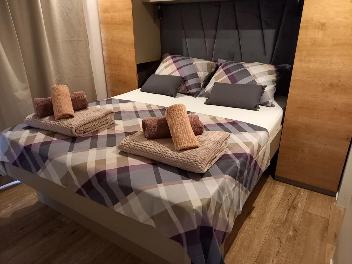 Mobile Home Agava 2 Биоград на Мору Екстериор снимка