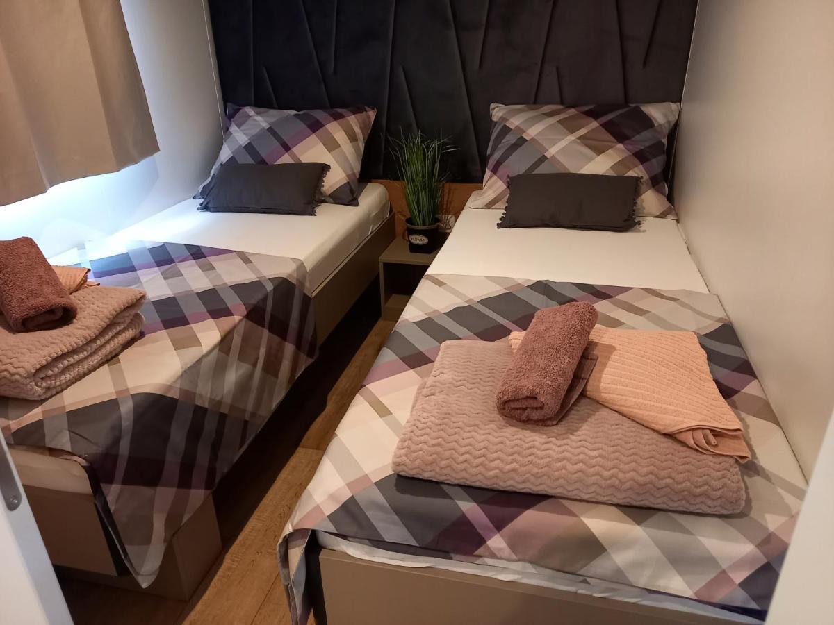 Mobile Home Agava 2 Биоград на Мору Екстериор снимка