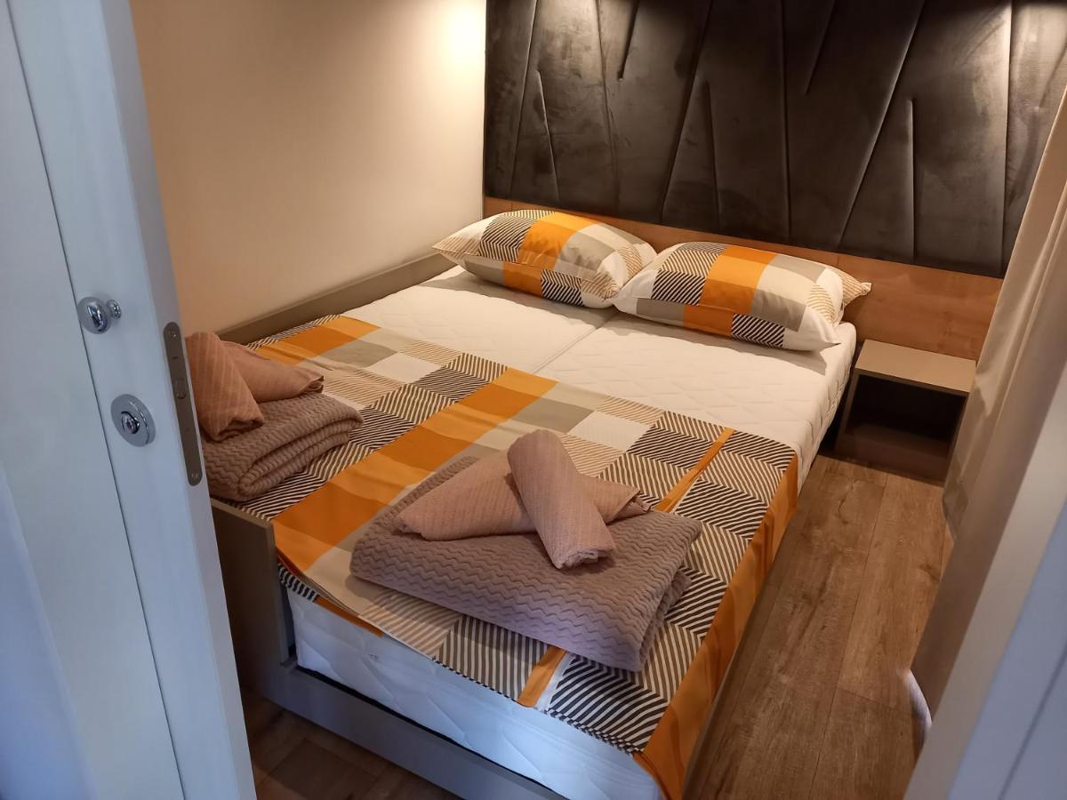 Mobile Home Agava 2 Биоград на Мору Екстериор снимка