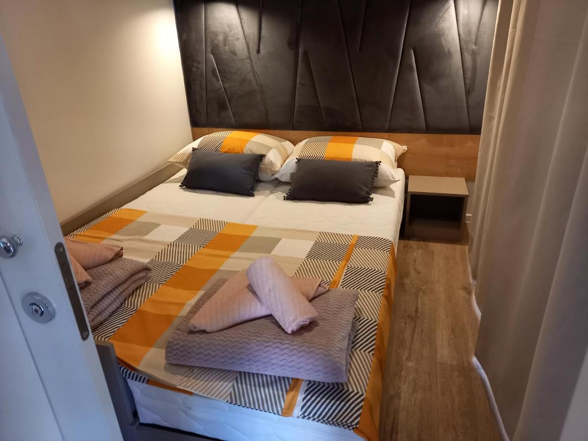 Mobile Home Agava 2 Биоград на Мору Екстериор снимка